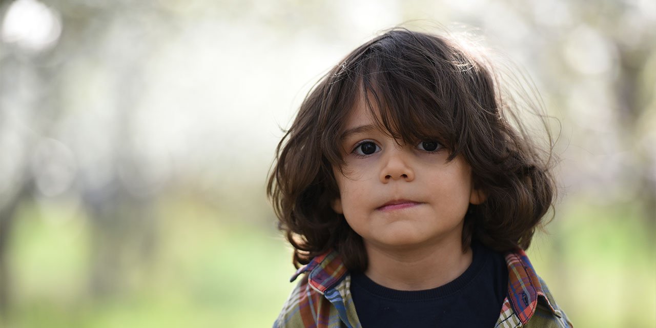 Kaip vaikystės traumos trukdo užmegzti santykius: 3 pagrindinės pasekmės – psichoterapeuto požiūris