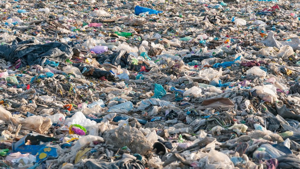 Atmestų plastiko atliekų pavertimas naudingomis medžiagomis