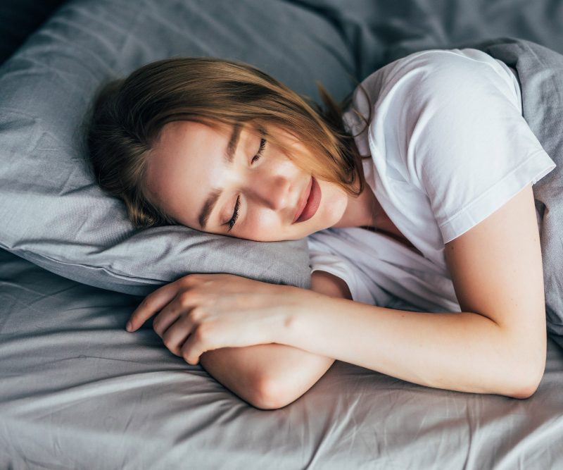 Kaip greitai užmigti, kai niekaip nepavyksta užsnūsti: mokslu pagrįsti patarimai
