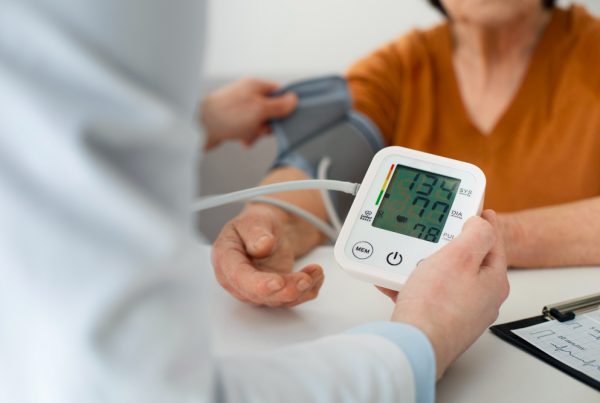 Kaip natūraliai sumažinti aukštą kraujospūdį: mityba, gyvenimo būdas ir papildai
