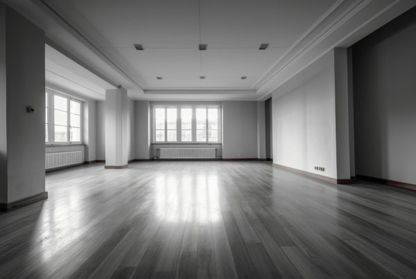 Kaip pasirinkti geriausią grindų dangą svetainėje: mediena, laminatas ar kilimai?