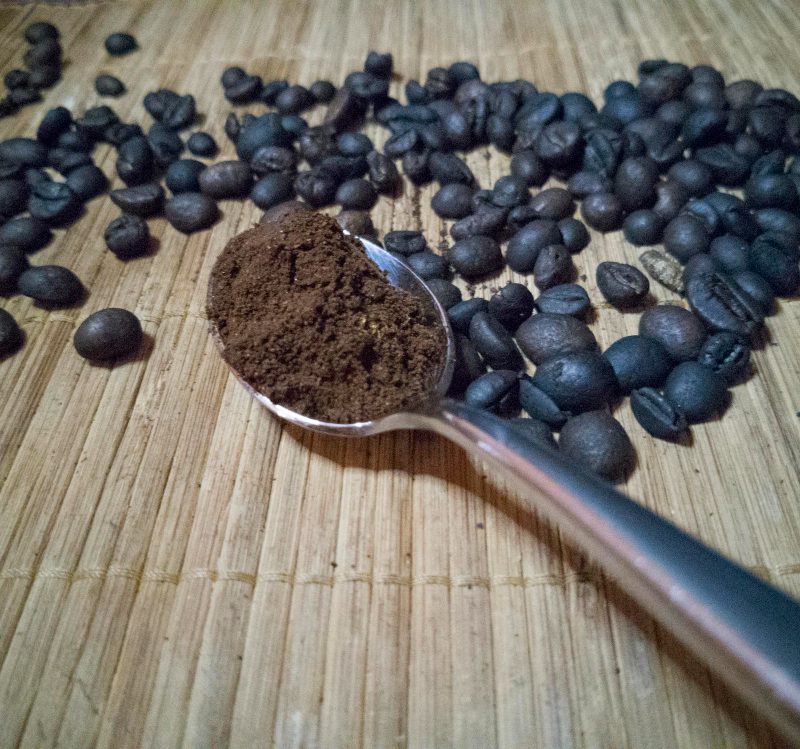 Kaip veikia kavos tirščiai sode: trąša, apsauga nuo kenkėjų ir daugiau