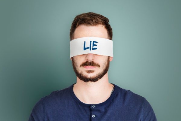 Kodėl žmonės meluoja? Psichologinės priežastys ir kaip tai atpažinti santykiuose