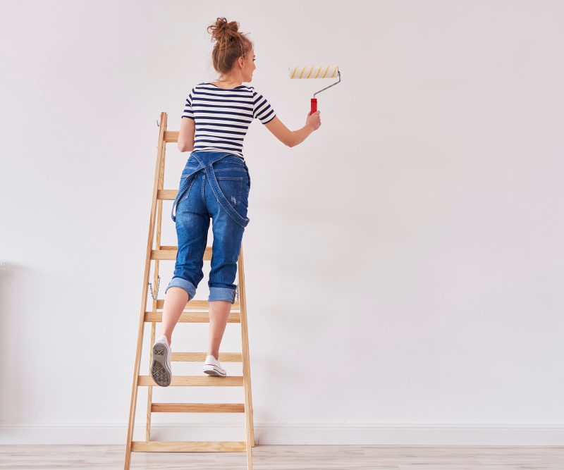 Kokią spalvą pasirinkti sienoms 2025 metais: populiariausi atspalviai ir dizaino tendencijos