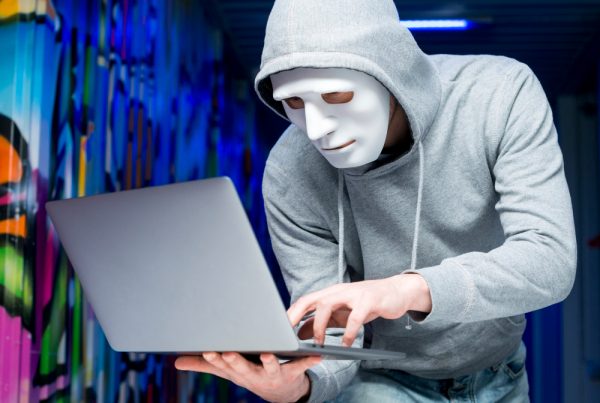 Kaip apsisaugoti nuo sukčių internete: svarbiausi saugumo patarimai