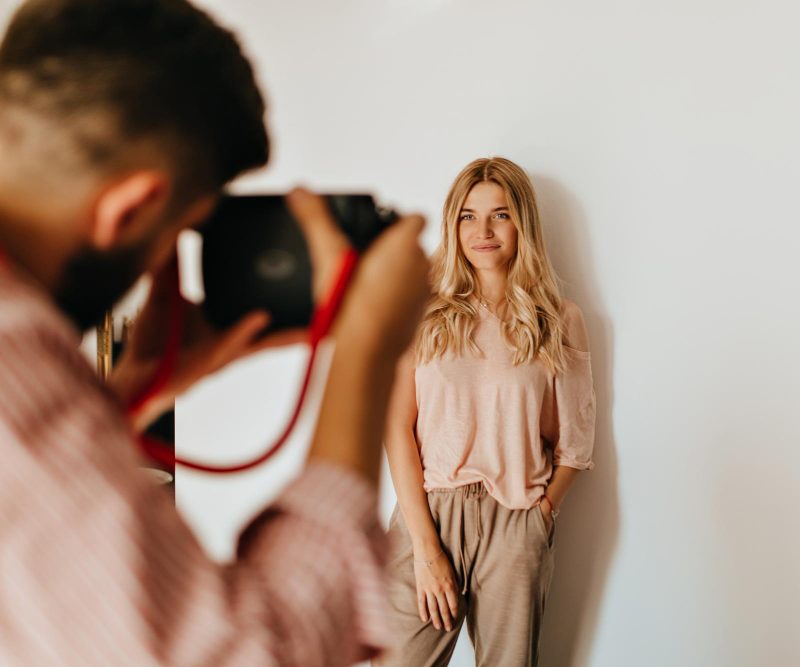 Kaip pasiruošti fotosesijai: apranga, poza ir šviesa namų sąlygomis