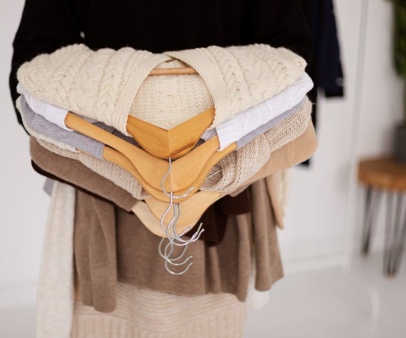 Kapsulinė spinta: kaip susikurti universalią aprangą visiems metų laikams