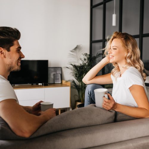 Kaip kalbėti apie pinigus santykiuose be pykčių