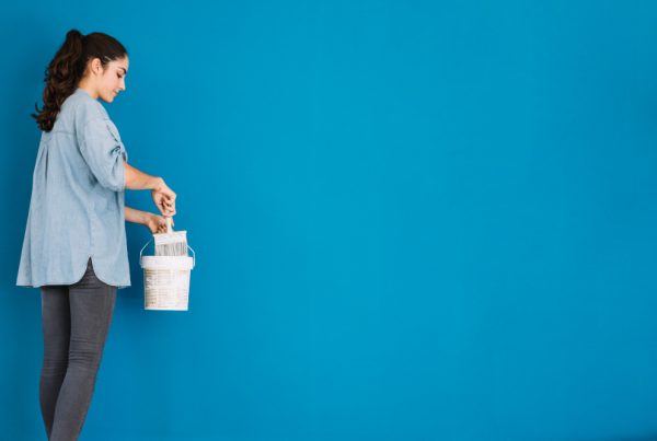 Sienų dažų pasirinkimas: matiniai ar pusiau blizgūs – kur ką naudoti