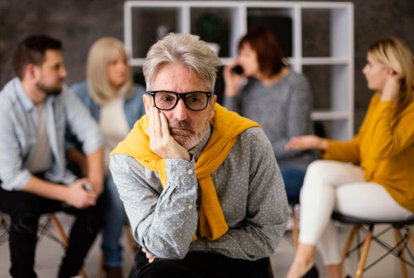 Socialinio nerimo įveika: praktinis planas per 4 savaites