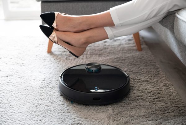 Robotas dulkių siurblys 2025: filtrai, žemėlapiai, šluostymas – kaip išsirinkti