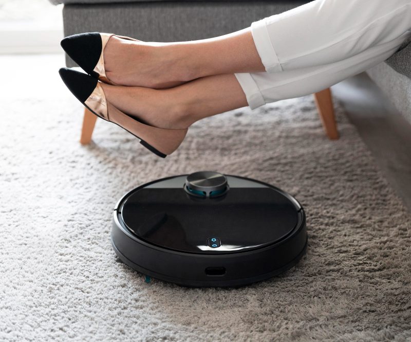 Robotas dulkių siurblys 2025: filtrai, žemėlapiai, šluostymas – kaip išsirinkti