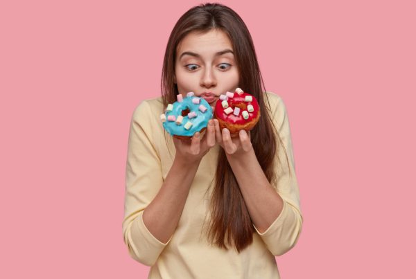 Saldumynų potraukio mažinimas: 10 įpročių, kurie padeda