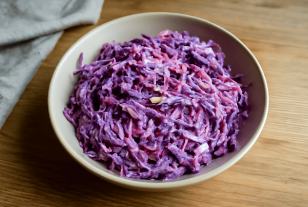 Mėlynojo kopūsto salotos su majonezu – puikus garnyras mėsai