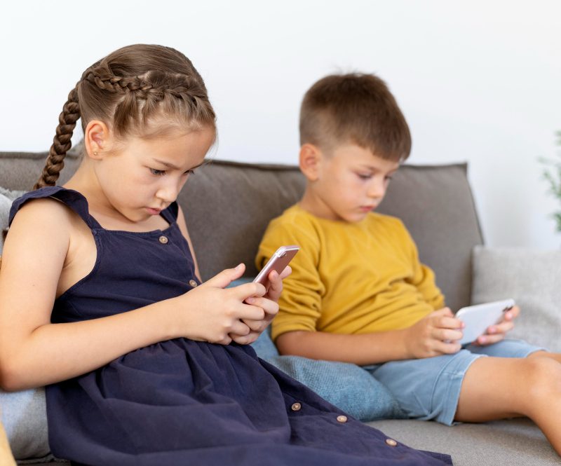 Tėvų kontrolė telefone: kaip apsaugoti vaiką nuo pavojingo turinio?