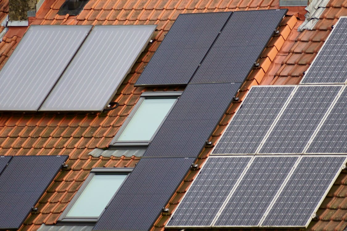 Kodėl vis daugiau žmonių saulės elektrinę derina su baterijomis?