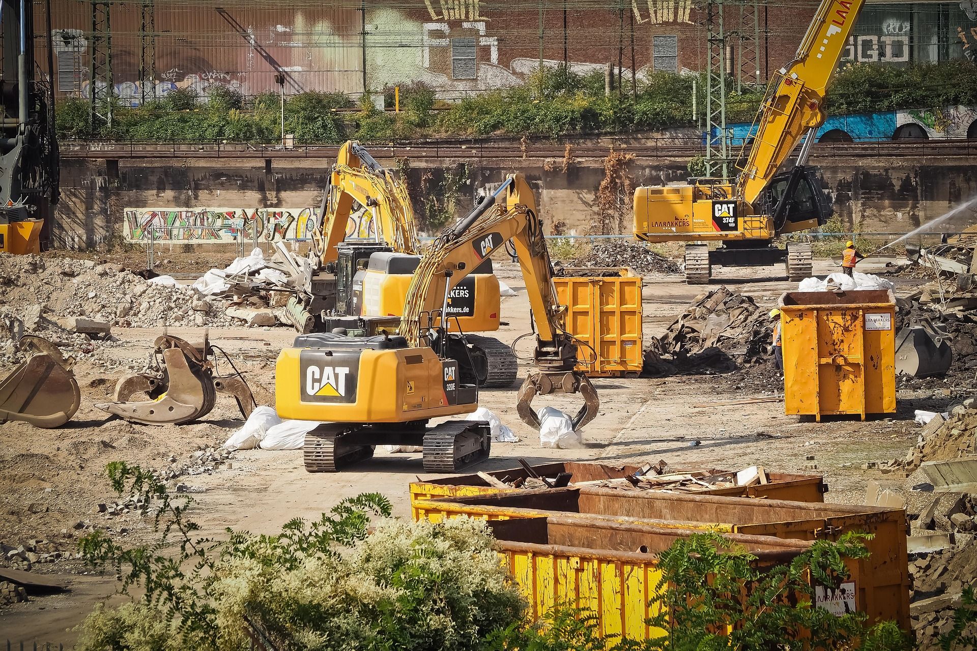 Kaušas, žemės grąžtas ar šakės: kaip tinkamas priedas išplečia kompaktiškos technikos galimybes?