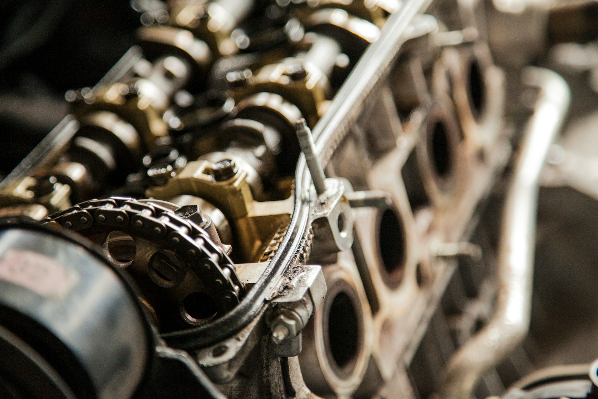 Išardyto automobilio variklio blokas ir paskirstymo mechanizmo detalės